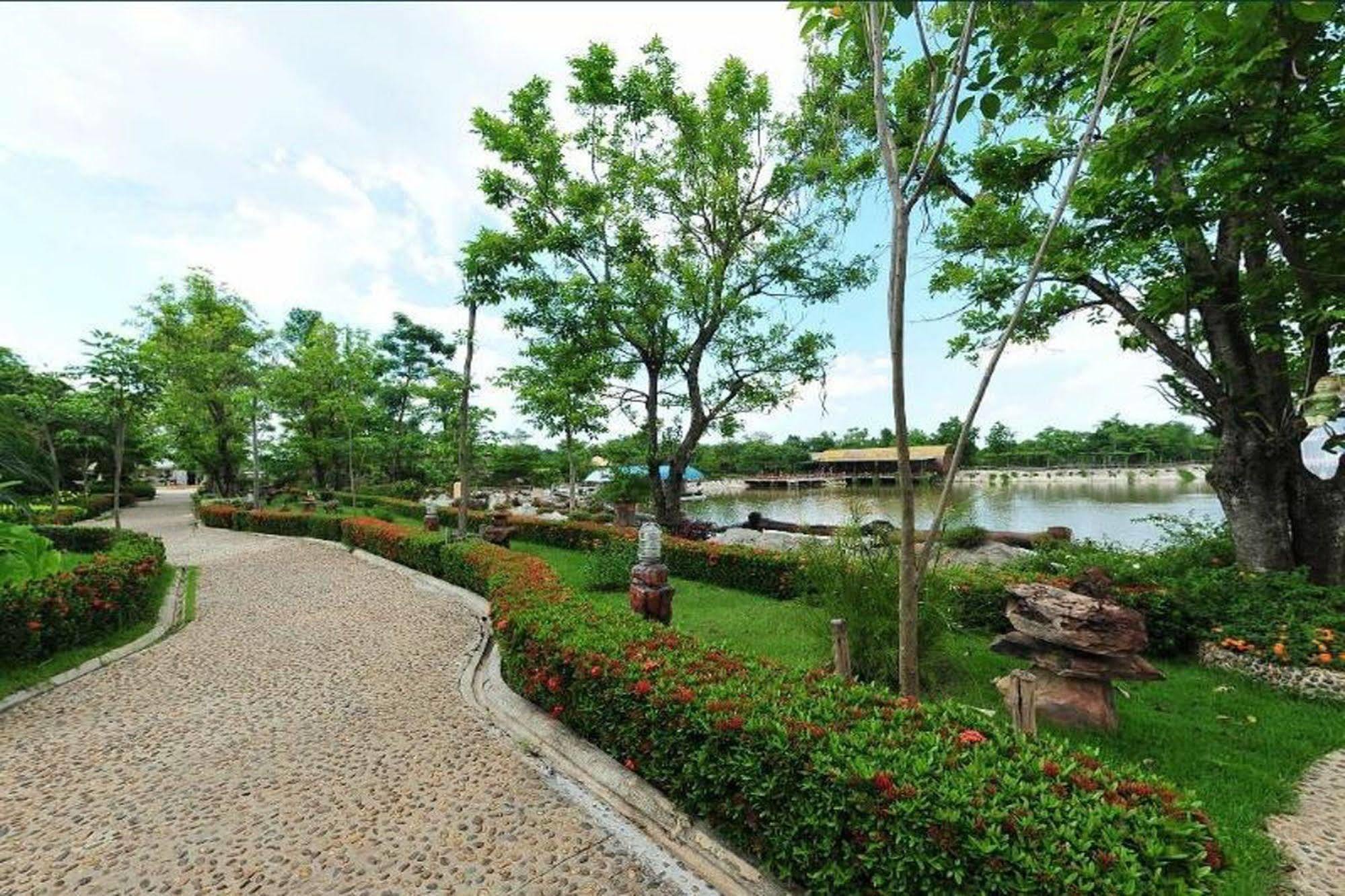 Chart Trip Resort Накхонратчасіма Екстер'єр фото